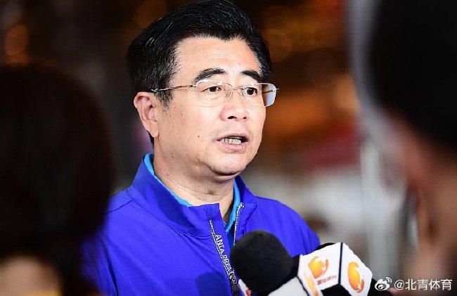 第35分钟，斯特林左路和队友撞墙配合后禁区被拉塞尔斯放倒裁判没有表示。